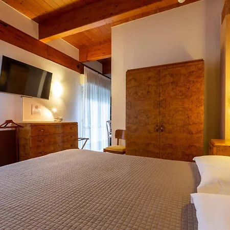 Columbia Marina Romea